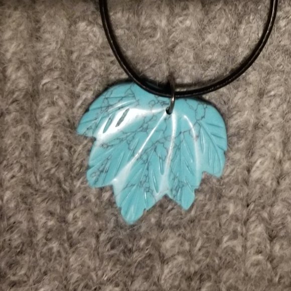 Turquoisite gemstone leaf pendant, NWOT, on black cord, artisan, unisex - Picture 4 of 6